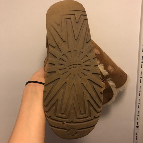 Ugg Bailey Button - Picture 2 of 3